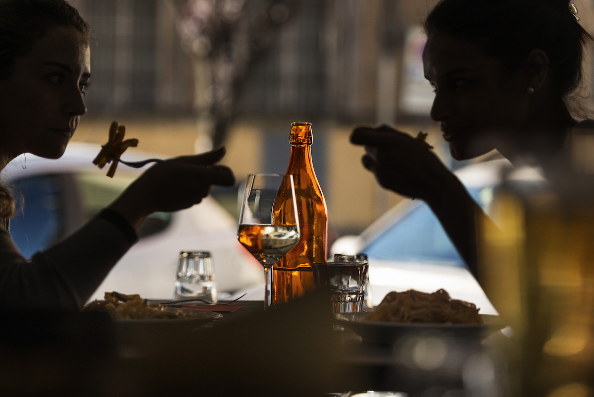 persone che mangiano al ristorante raf a roma prati